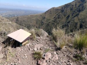 camino a la cima del uritorco con la tela